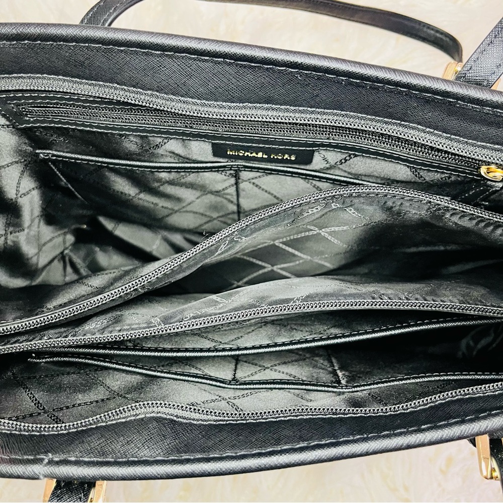 Michael Kors Jet Set Travel Tote - Picture 2 of 3